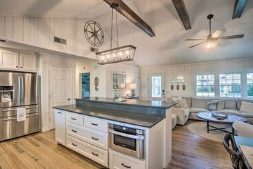 Charming Simons Cottage W/ Porch: Half Mi To Beach