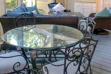 Charming Simons Cottage W/ Porch: Half Mi To Beach