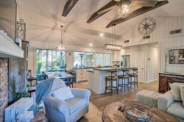 Charming Simons Cottage W/ Porch: Half Mi To Beach