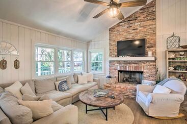 Charming Simons Cottage W/ Porch: Half Mi To Beach