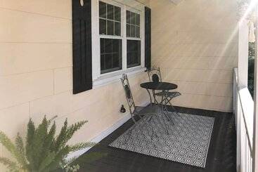 Charming Simons Cottage W/ Porch: Half Mi To Beach