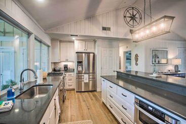 Charming Simons Cottage W/ Porch: Half Mi To Beach