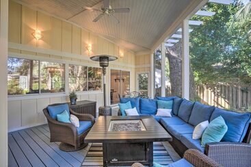 Charming Simons Cottage W/ Porch: Half Mi To Beach