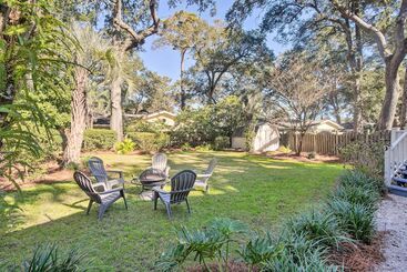 Charming Simons Cottage W/ Porch: Half Mi To Beach