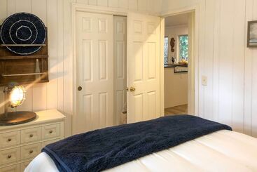 Charming Simons Cottage W/ Porch: Half Mi To Beach