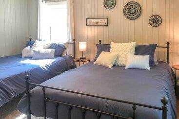Charming Simons Cottage W/ Porch: Half Mi To Beach