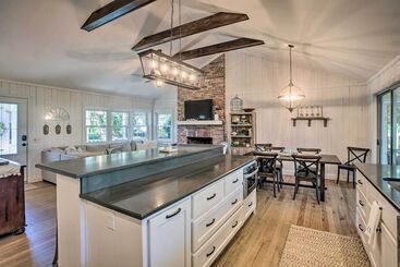 Charming Simons Cottage W/ Porch: Half Mi To Beach