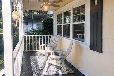 Charming Simons Cottage W/ Porch: Half Mi To Beach