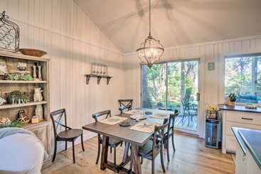 Charming Simons Cottage W/ Porch: Half Mi To Beach