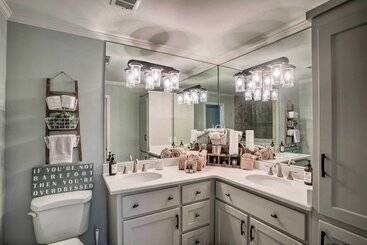 Charming Simons Cottage W/ Porch: Half Mi To Beach