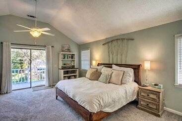Charming Simons Cottage W/ Porch: Half Mi To Beach