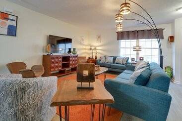 Chic Lexington Home W/ Deck ~ 5 Mi To Downtown!