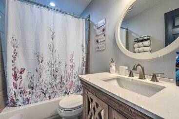 Chic Memphis Home W/ Deck ~ 2 Mi To Dtwn!