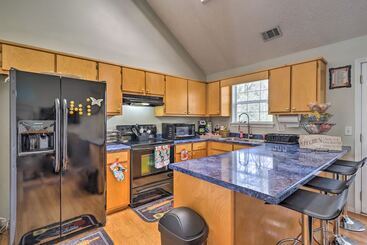 Classic Southern Family Home   6 Mi To Atlanta!