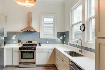 Comfy Central Natchez Hideaway: Walk To Dtwn!