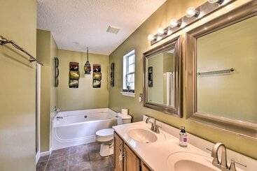 Hampton Home W/ Fireplace + Close To Beaches!