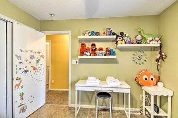 Hampton Home W/ Fireplace + Close To Beaches!