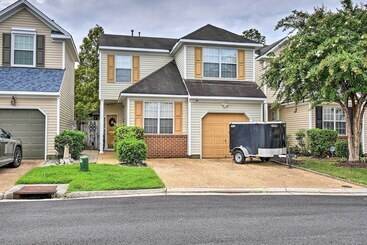 Hampton Home W/ Fireplace + Close To Beaches!