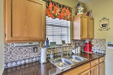 Hampton Home W/ Fireplace + Close To Beaches!