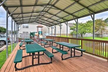 Hampton Home W/ Fireplace + Close To Beaches!