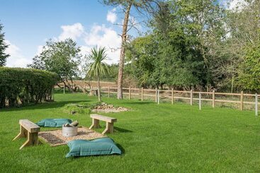 هتل Luxury City To Country Retreat Lodge With Hot Tub