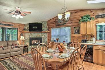 별장 Blairsville Cabin W/ Private Hot Tub!