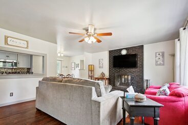 茅舍 Kansas City Home W/ Yard, Near Longview Lake