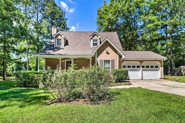 کلبه Lakefront Macon Home W/ Pool, Dock & Fishing!