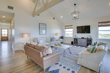 Lakefront Nola Home W/ Hot Tub & Views!