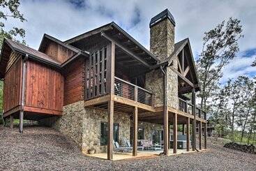 별장 Luxury Mineral Bluff Cabin W/ Views & Hot Tub!