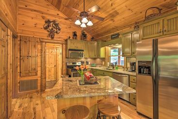 Peaceful Forest Escape W/ Game Room + Hot Tub