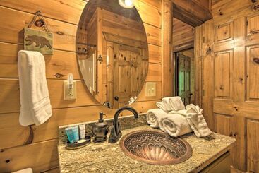 Peaceful Forest Escape W/ Game Room + Hot Tub