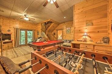 Peaceful Forest Escape W/ Game Room + Hot Tub