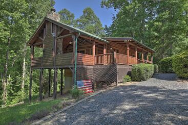 Peaceful Forest Escape W/ Game Room + Hot Tub