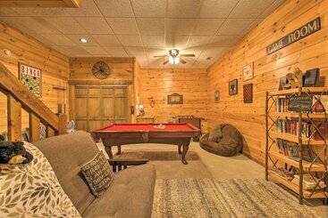 Peaceful Forest Escape W/ Game Room + Hot Tub