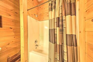 Peaceful Forest Escape W/ Game Room + Hot Tub