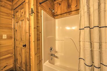 Peaceful Forest Escape W/ Game Room + Hot Tub