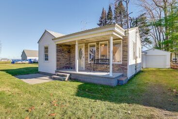 کلبه Pet Friendly Michigan Retreat W/ Fire Pit & Yard!