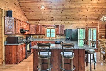 بيت ريفى Riffle Run Cabin: River Access, Hot Tub, Game Room