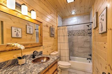 Сельский дом Riverfront Blue Ridge Escape W/ Scenic Views!