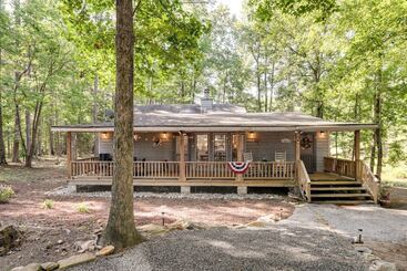 بيت ريفى Secluded Hamilton Cabin Retreat W/ Private Lake!