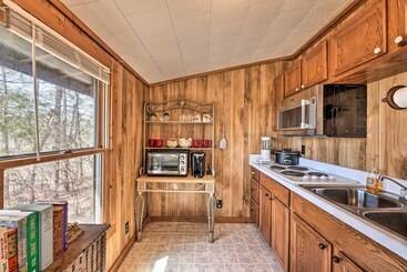 별장 Secluded Ridgetop Hideaway W/ Valley Views!