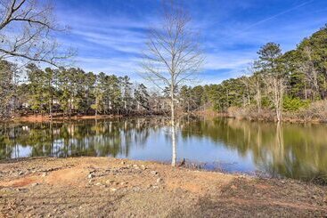 별장 Spacious Atlanta Home W/ Deck & Seasonal Pool!