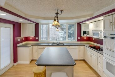 Spacious Fairbanks Home W/ Fireplaces!