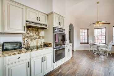 Spacious New Orleans Retreat W/ Wet Bar + Yard!