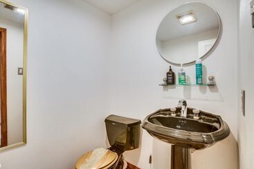 Spacious New Orleans Retreat W/ Wet Bar + Yard!