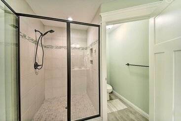 کلبه Spacious Norfolk Home W/ Private Hot Tub!