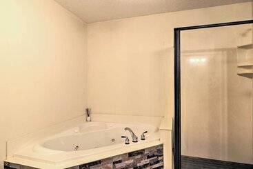 茅舍 Spacious Stockbridge Manor: Pool Table, 2 Kitchens