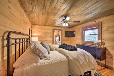 별장 Stunning Escape W/ Loft, Hot Tub + Mtn Views!