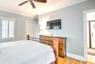 별장 Stunning Lake Oconee Retreat W/ Pool Access!